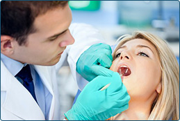 осмотр стоматологом пациента